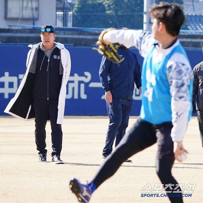 이노우에 감독이 가네마루의 훈련을 지켜보고 있다. 사진캡처=주니치 드래곤즈 SNS
