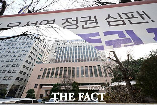 서부지법 앞 '윤석열 정권 심판'이라고 적힌 현수막이 찢긴 채 나부끼고 있다.