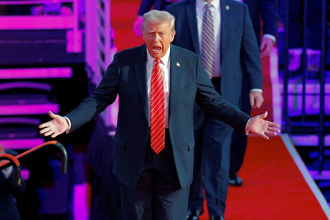 도널드 트럼프 미국 대통령 당선인이 19일 워싱턴DC의 '캐피털 원 아레나' 경기장에서 열린 집회에 참석해있다. /로이터 연합뉴스