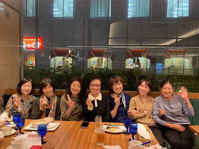 '욘사마' 팬클럽도 LSH아시아장학회에 힘을 보탰다. 신윤찬(가운데)씨가 일본을 방문했을 때 욘사마 팬클럽과 만난 모습. /신윤찬씨 제공