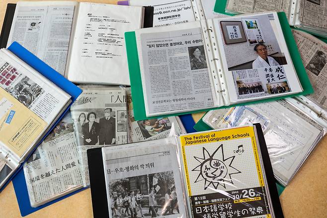 신윤찬씨 부부가 모아 놓은 수현씨 관련 기사와 일본에서 받은 손편지 스크랩. /양수열 영상미디어 기자