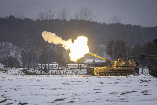 지난 16일 강원도 철원군에서 실시된 육군 수도기계화보병사단(수기사) 혹한기 전술훈련에서 K9A1 자주포가 포탄을 발사하고 있다.  수기사는 지난해 말 K9에서 개량된 K9A1으로 장비를 개편했으며, 이날 예하 기적대대가 첫 사격을 실시했다. [철원=연합뉴스]