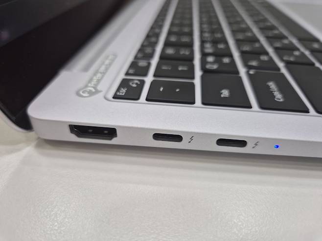 갤럭시 북5 프로 왼쪽 측면. 사진=구자윤 기자