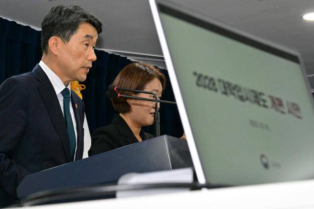 이주호 사회부총리 겸 교육부 장관이 2023년 10월 정부서울청사에서 2028 대입 제도 개편 시안을 발표하고 있다. 최주연 기자
