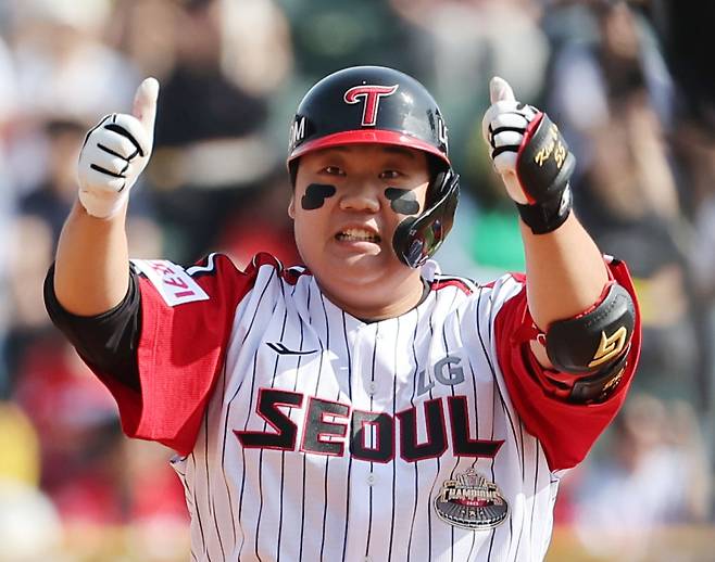 <yonhap photo-4536="">(서울=연합뉴스) 박동주 기자 = 28일 서울 잠실야구장에서 열린 프로야구 LG와 KIA의 경기. 5회말 1사 만루에서 LG 김범석이 3타점 적시타를 날리고 기뻐하고 있다. 2024.4.28 pdj6635@yna.co.kr/2024-04-28 15:55:02/ <저작권자 ⓒ 1980-2024 ㈜연합뉴스. 무단 전재 재배포 금지, AI 학습 및 활용 금지></yonhap>