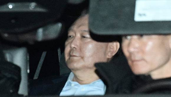 내란 우두머리 혐의로 고위공직자범죄수사처에 체포된 윤석열 대통령이 지난 15일 오후 경기 과천시 공수처에서 조사를 마치고 서울구치소로 이동하고 있다.  [사진=연합뉴스]