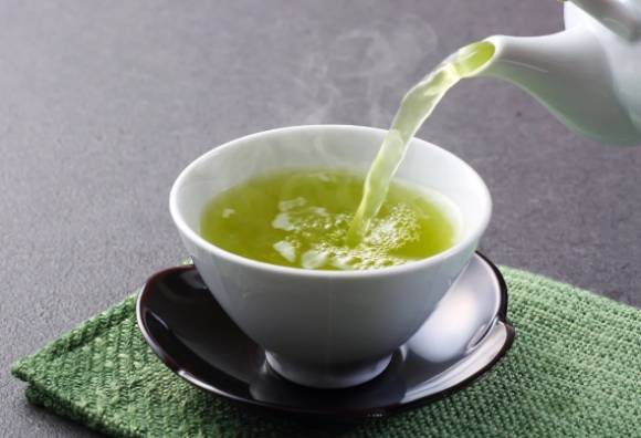 하루에 녹차를 석 잔 이상 마시는 것이 치매 예방에 효과적이라는 연구 결과가 나왔다. 사진은 녹차.  [사진=HealthyWomen]