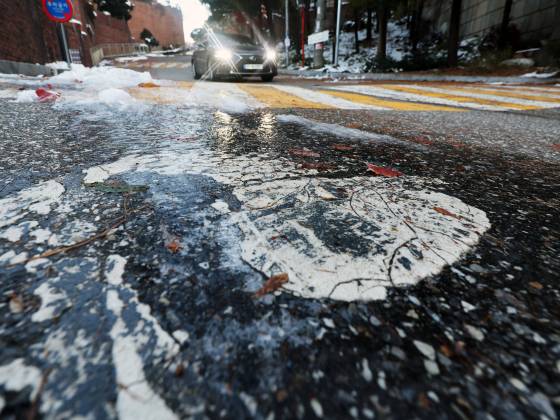 29일 오전 서울 종로구의 도로 곳곳이 얼어 있다. 뉴스1