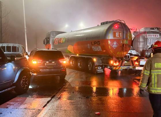 14일 오전 5시 15분쯤 경기 고양시 일산서구 자유로 구산IC 파주 방향 인근에서 발생한 차량 44대 연쇄 추돌 사고로 트럭과 버스, 승용차 등이 뒤엉켜 있다. 이날 사고 원인으로 도로살얼음이 지목됐다. 사진 경기도북부소방재난본부