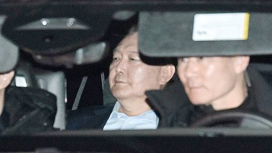 내란 우두머리 혐의로 체포된 윤석열 대통령이 15일 오후 경기 과천 고위공직자범죄수사처(공수처)에서 조사를 마치고 차량으로 서울구치소로 이동하고 있다.뉴스1