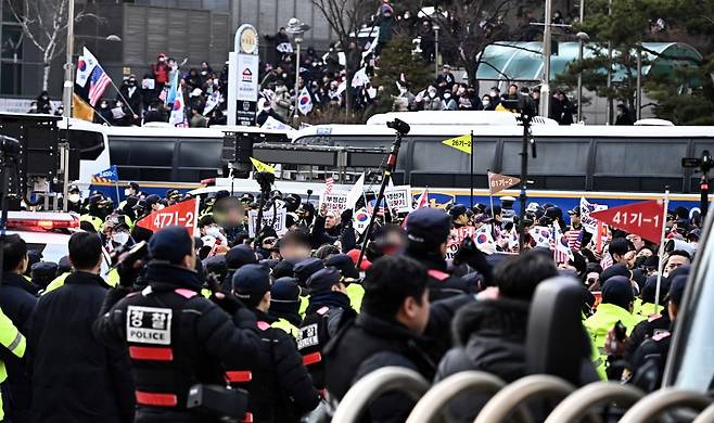 내란 우두머리 혐의로 체포된 윤석열 대통령의 구속 전 피의자심문(영장실질심사)이 열린 18일 서울 마포구 서울서부지방법원 앞에서 윤 대통령 지지자들이 집회를 하고 있다. / 사진=임형택 기자