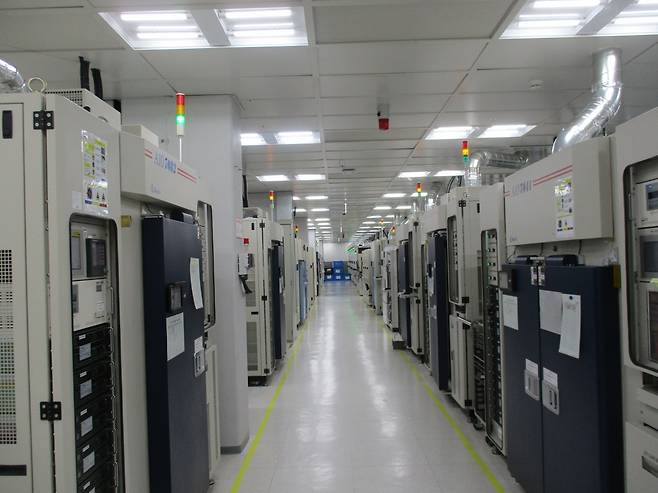 반도체 신뢰성평가장비들이 줄지어 있다. 큐알티 제공