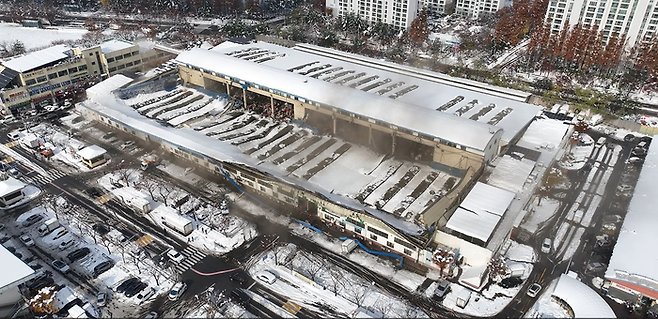 지붕이 무너져 내린 안양농수산물도매시장 전경. 안양시 제공