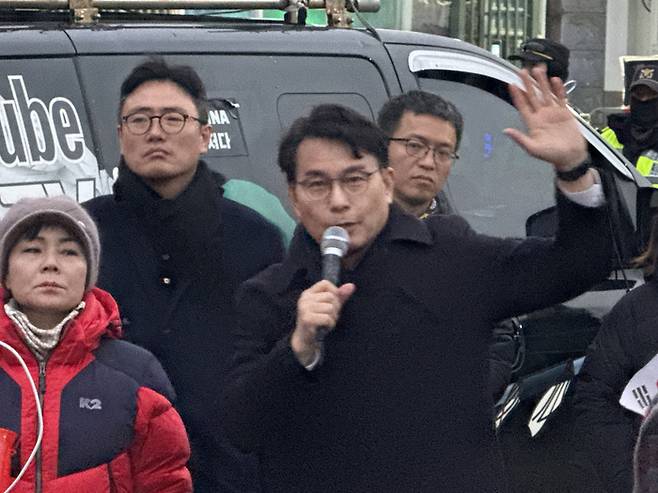 내란 우두머리 혐의로 고위공직자범죄수사처(공수처)에 체포된 윤석열 대통령이 2차 조사 및 체포적부심 심문에 불출석한 지난 16일 오후 경기 의왕 서울구치소 정문 앞에서 윤상현 국민의힘 의원이 지지자들 앞에서 발언을 하고 있다. 연합뉴스