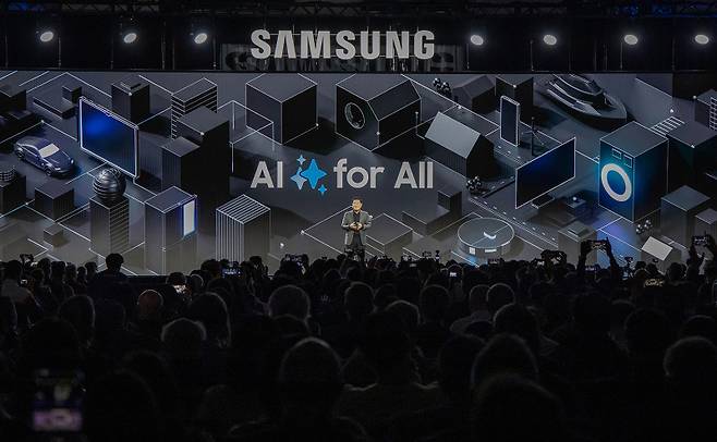 삼성전자 한종희 대표이사 부회장이 6일(현지시간) 미국 라스베이거스에서 ‘CES 2025 삼성 프레스 콘퍼런스’ 행사를 열고 초개인화된 맞춤형 솔루션을 제공하는 ‘Home AI’ 비전을 발표하고 있다. 삼성전자 제공