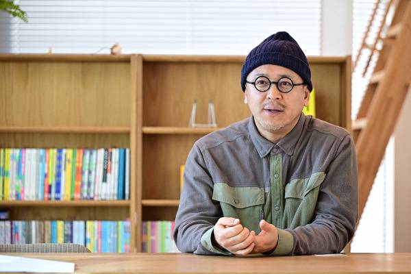 14년째로 접어든 유유는 240여종의 책을 만들었다. 조성웅 대표는 최근 경기도 파주 출판단지에 있는 유유 사무실에서 진행한 국민일보와 인터뷰에서 “좋은 책이 고통스러운 일상을 이겨내고 버틸 수 있도록 사람의 내면을 단단하게 만드는 힘이 된다”고 말했다. 파주=김지훈 기자