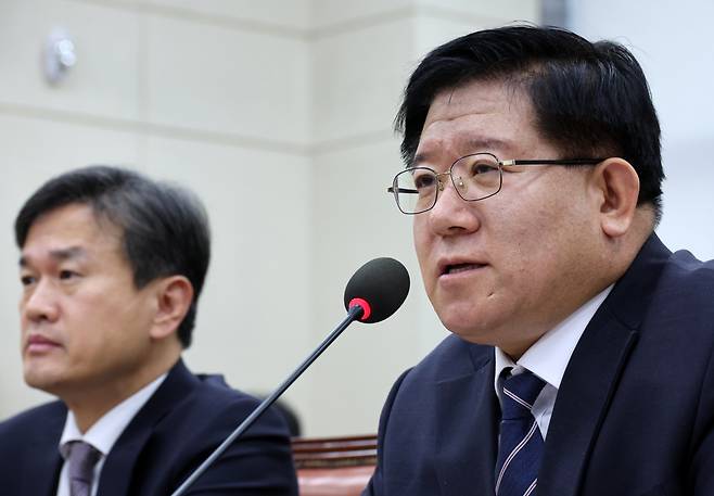 이호영(오른쪽) 경찰청장 직무대행이 20일 오후 서울 여의도 국회에서 열린 행정안전위원회의 서울서부지방법원 불법 폭력점거 시위사태 관련 긴급 현안 질의에서 의원 질의에 답변하고 있다. /사진=뉴시스