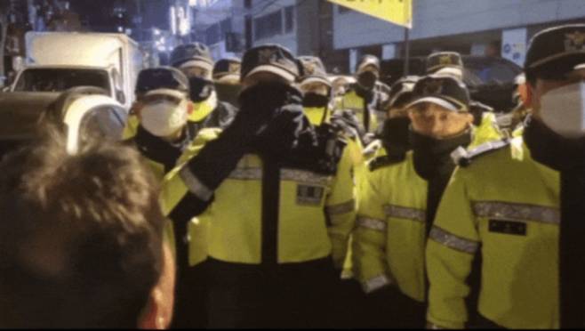 윤석열 대통령 지지자들이 경찰에게 국민 세금으로 월급을 받는 것 아니냐고 지적했다는 사연이 전해졌다. /사진=온라인 커뮤니티 갈무리