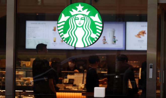 스타벅스코리아가 오는 24일부터 카페 아메리카노 등 일부 음료 가격을 인상한다. 서울 시내 한 스타벅스에서 시민들이 음료를 주문하고 있다. /사진=뉴시스