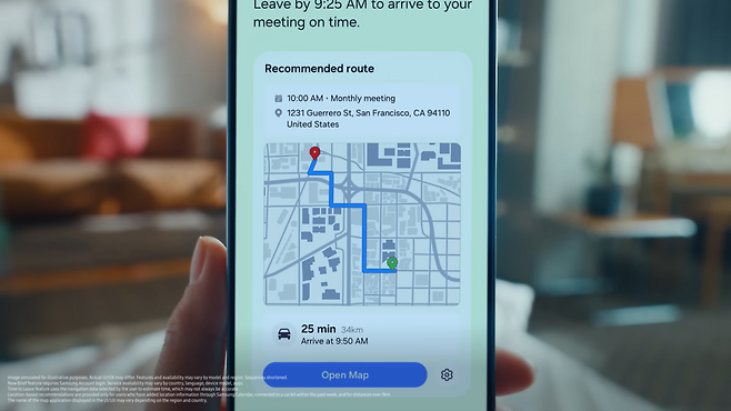 갤럭시 스마트폰에서 AI가 실시간 교통상황을 반영해 직장까지 이동 경로와 예상 소요 시간을 안내하는 모습.  [삼성전자 유튜브 갈무리]