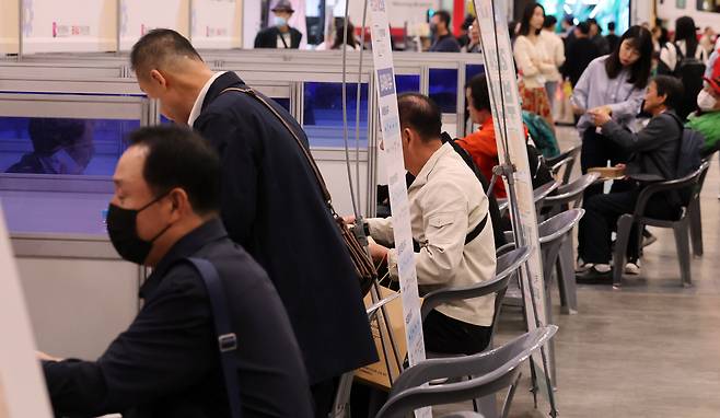‘2024 부산 잡(JOB) 페스티벌’이 열린 24일 부산 해운대구 벡스코 제1전시장에서 중장년 구직자들이 노인일자리사업 참여상담을 하고 있다.  [뉴시스]