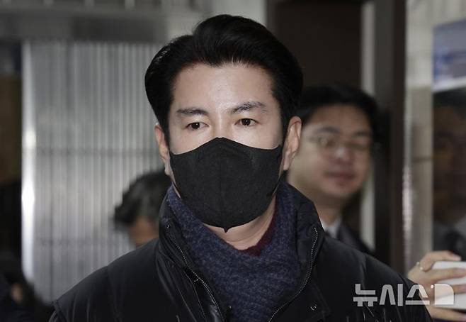 [서울=뉴시스] 최동준 기자 = 고위공직자범죄수사처(공수처)와 경찰의 윤석열 대통령에 대한 1차 체포영장 집행 시도를 저지한 혐의를 받는 김신 대통령경호처 가족부장이 20일 오전 서울 서대문구 미근동 국가수사본부에 출석하고 있다. 2025.01.20. photocdj@newsis.com