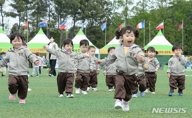 [울산=뉴시스] 배병수 기자 = 지난해 3월 27일 오전 울산 남구 문수국제양궁장에서 제101회 어린이날 기념 어린이집과 함께하는 ‘남구버셜 스튜디오’ 행사가 개최된 가운데 어린이들이 달리기를 하며 즐거운 시간을 보내고 있다.(사진은 기사와 직접 관련 없습니다)  2023.04.27. bbs@newsis.com