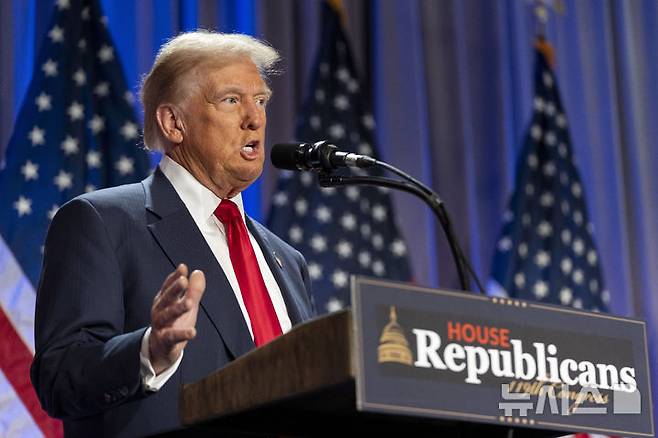 [워싱턴=AP/뉴시스]도널드 트럼프 미 대통령 당선인이 2024년 11월13일 워싱턴에서 열린 하원 공화당 회의에서 연설하고 있다. 트럼프 당선인이 제안한 관세로 인한 미국인들의 기술제품 구매력이 최대 1430억 달러(208조1365억원) 크게 감소할 수 있다고 미 소비자기술협회(CTA)가 5일(현지시각) 경고했다. 2025.01.06.