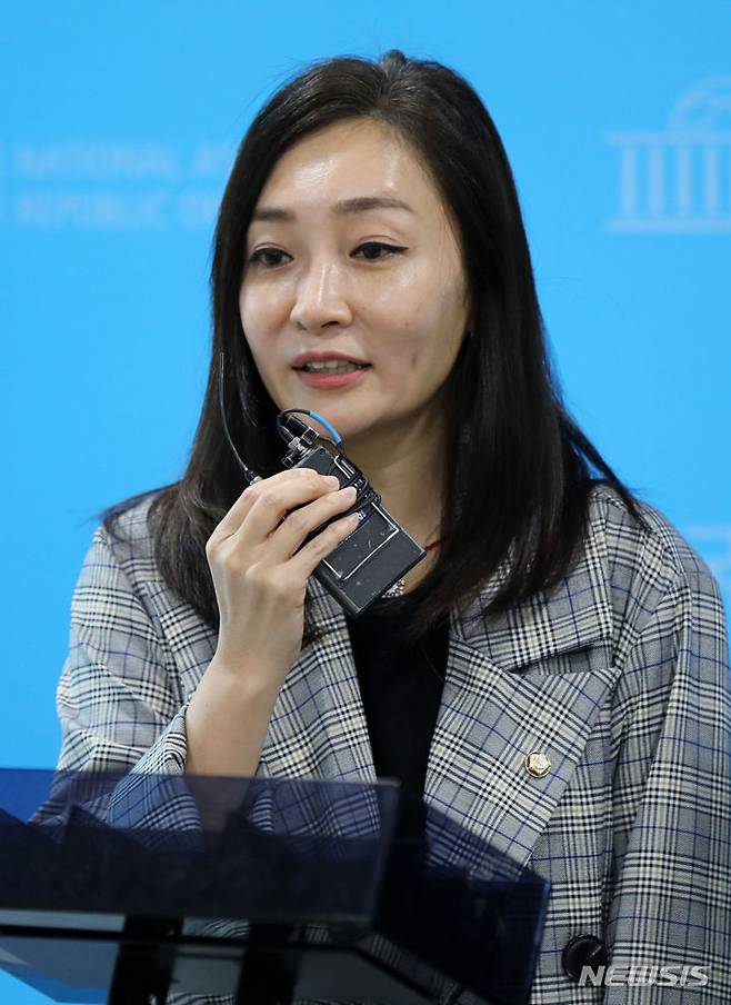 [서울=뉴시스] 고범준 기자 = 유정주 더불어민주당 의원이 23일 오후 서울 여의도 국회 소통관에서 열린 KBO의 관리 부실로 발생하는 프로야구 FA 뒷돈거래 의혹 관련 기자회견을 마치고 취재진 질문에 답변하고 있다. 2023.10.23. bjko@newsis.com