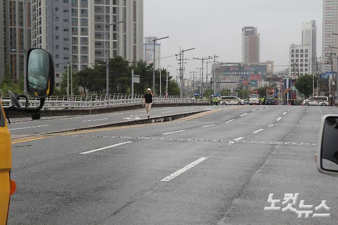 지난해 7월 집중 호우로 침하 현상이 나타난 대전 유등교. 김정남 기자