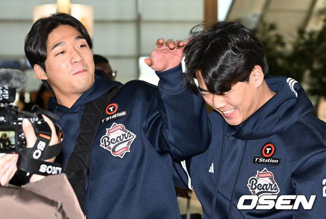 [OSEN=인천공항, 이대선 기자] 두산 베어스 양의지, 정수빈, 양석환, 이영하, 김대한, 이병헌이 19일 스프링캠프 선발대로 인천공항을 통해 호주 시드니로 출국했다.스프링캠프 인원은 이승엽 감독을 포함한 코칭스태프 13명과 선수단 44명 등 총 57명이다. 투수 22명, 포수 4명, 내야수 9명, 외야수 9명이 참가한다. 신인 중에서는 1라운드 지명자 내야수 박준순과 3라운드 지명자 투수 홍민규가 이름을 올렸다.두산 김대한과 이병헌이 인터뷰를 하고 있다. 2025.01.19 /sunday@osen.co.kr