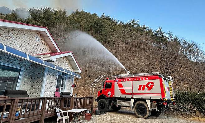강원소방이 산불을 진화하고 있다. 강원소방본부 제공