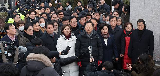 1월6일 국민의힘 국회의원 45명이 윤석열 체포영장 집행을 막기 위해 대통령 관저를 찾았다. ⓒ연합뉴스