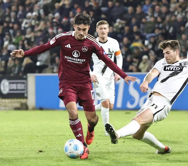 아시아 각국에서 축구국가대표팀의 전력 강화를 위해 복수 국적이나 귀화선수 활용에 열을 올리는 가운데 홍명보 감독도 뉘른베르크의 독일계 영건 카스트롭(왼쪽)을 눈여겨 보고 있다. 사진출처｜뉘른베르크 SNS