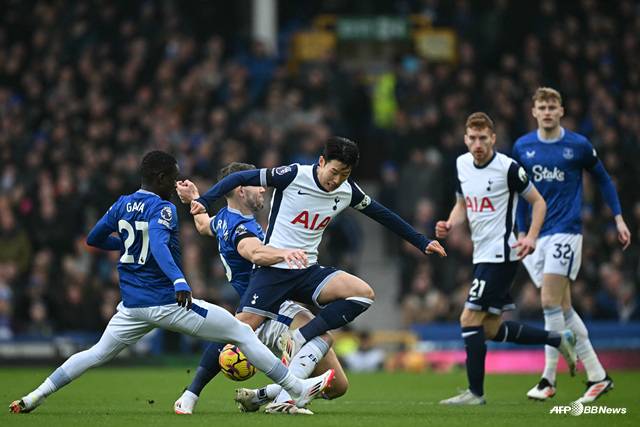 경기에 집중하는 손흥민(왼쪽에서 3번째 흰색 유니폼). /AFPBBNews=뉴스1