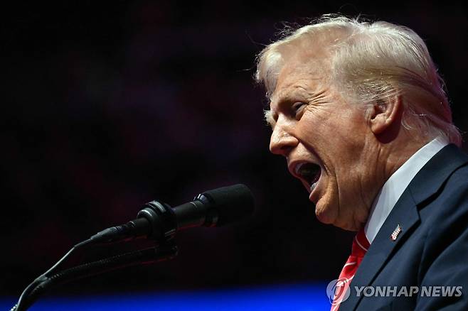 발언하는 트럼프 미국 대통령 당선인 (워싱턴 AFP=연합뉴스) 도널드 트럼프 미국 대통령 당선인이 취임 하루 전인 19일(현지시간) 워싱턴DC '캐피털 원 아레나'에서 열린 승리 축하 집회에서 발언하고 있다. 2025.1.19