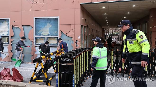 서부지법 난동사태, 복구작업 시작 (서울=연합뉴스) 이진욱 기자 = 윤석열 대통령이 내란 우두머리 혐의로 구속되자 일부 윤 대통령 지지자들이 서울서부지방법원 내부로 난입해 불법폭력사태를 일으킨 19일 오후 서부지법에서 청사 관계자들이 파손된 시설물과 물품 등을 치운 뒤 복구작업을 하고 있다. 2025.1.19 cityboy@yna.co.kr