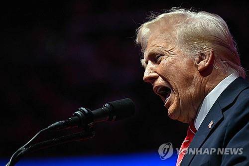 발언하는 트럼프 미국 대통령 당선인 (워싱턴 AFP=연합뉴스) 도널드 트럼프 미국 대통령 당선인이 취임 하루 전인 19일(현지시간) 워싱턴DC '캐피털 원 아레나'에서 열린 승리 축하 집회에서 발언하고 있다. 2025.1.19