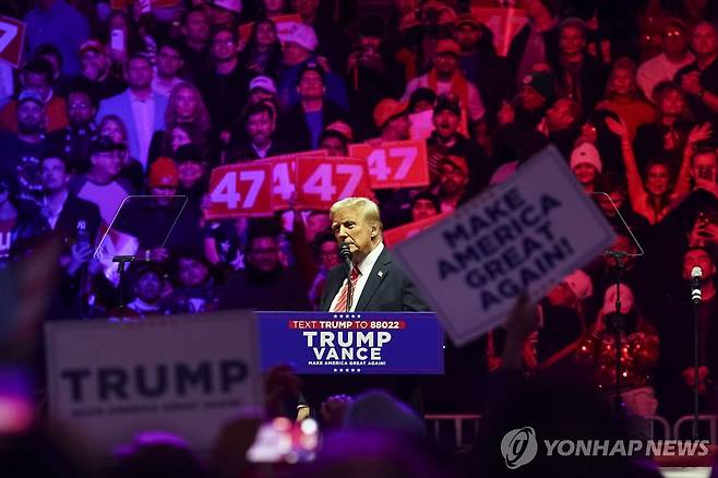 USA TRUMP INAUGURATION epa11837533 US President-elect Donald Trump addresses supporters at a rally at Capital One Arena in Washington, DC, USA, 19 January 2025. President-elect Donald Trump, who defeated Joe Biden to become the 47th president of the United States, will be inaugurated on 20 January, though all of the planned outdoor ceremonies and events have been cancelled due to a forecast of extreme cold temperatures.  EPA/WILL OLIVER
