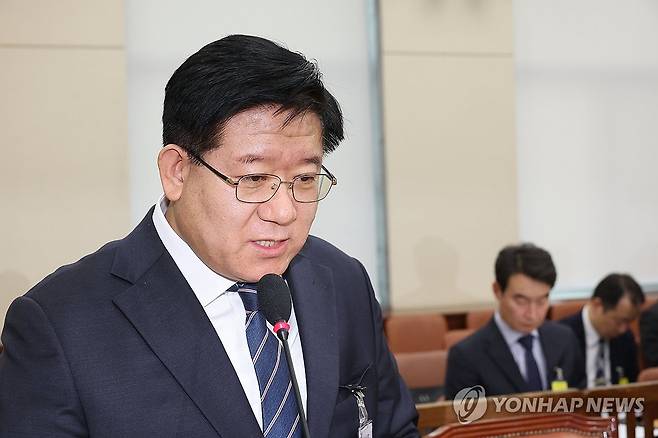 현안보고하는 경찰청장 직무대행 (서울=연합뉴스) 박동주 기자 = 20일 오후 서울 여의도 국회에서 '서부지법 폭력 난동' 관련 현안질의 등을 위해 열린 행정안전위원회 전체회의에서 경찰청장 직무대행를 맡은 이호영 경찰청 차장이 현안보고를 하고 있다. 2025.1.20 pdj6635@yna.co.kr