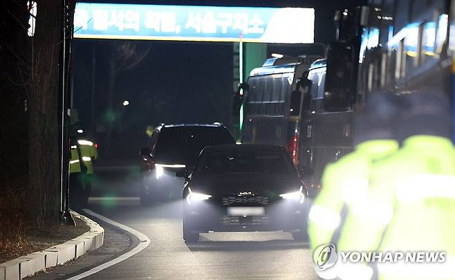윤 대통령 강제인치 시도 불발로 구치소서 철수하는 공수처 (의왕=연합뉴스) 김인철 기자 = 고위공직자범죄수사처가 체포·구속 이후 조사를 위한 출석 요구에 거듭 불응한 윤석열 대통령에 대한 강제구인을 시도한 것으로 알려진 20일 경기도 의왕시 서울구치소에서 공수처 차량이 밖으로 나오고 있다. 2025.1.20 yatoya@yna.co.kr
