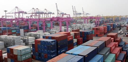 사진설명>수출입 컨테이너가 쌓여있는 인천 연수구 인천신항 컨테이너 터미널(사진출처=뉴시스)