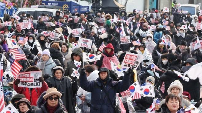 13일 오전 서울 용산구 한남동 대통령 관저 인근에서 보수단체가 주최한 탄핵 반대 집회가 열리고 있다.(사진=연합뉴스)
