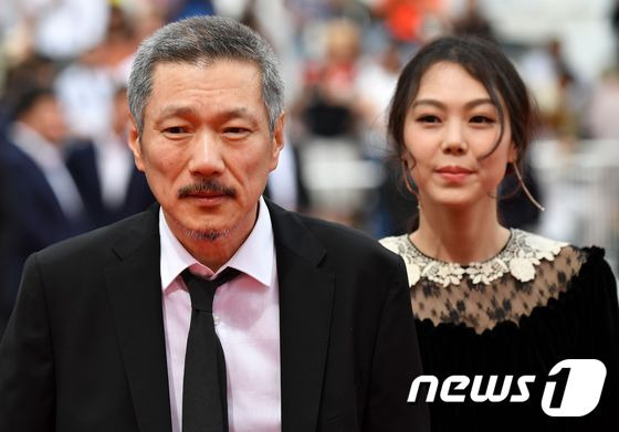 홍상수 감독, 김민희가 제70회 칸 영화제 레드카펫에서 함께 뤼미에르 극장으로 입장하고 있다. ⓒ AFP=뉴스1 ⓒ News1 정유진 기자
