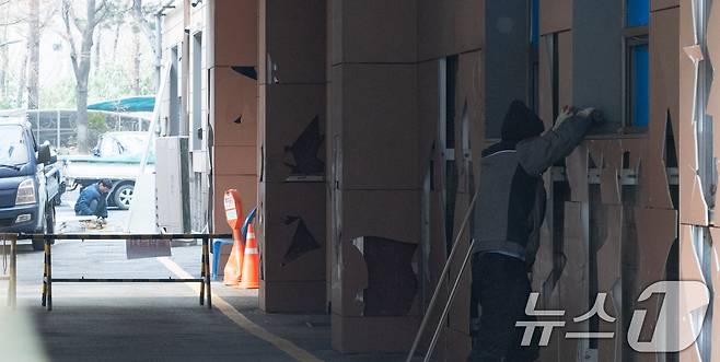 20일 서울 마포구 서울서부지방법원에서 윤석열 대통령 지지자들의 난입 사태로 파손된 외벽을 작업자들이 복구하고 있다. 한편 윤석열 대통령의 구속영장 발부 직후 지지자들의 집단 난입과 폭력사태로 아수라장이 된 서울서부지방법원은 이날부터 정상운영에 들어간다. 다만 차량 운행은 불가능하고, 법원 출입 시 신분확인이 필요하다. 2025.1.20/뉴스1 ⓒ News1 이승배 기자