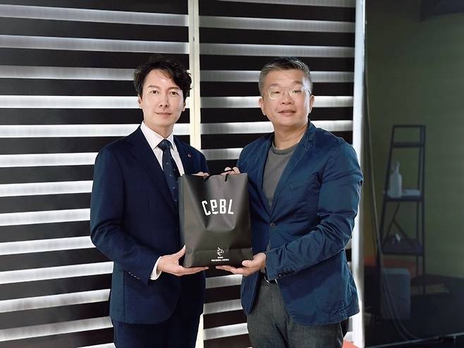 롯데 박준혁 단장(왼쪽)이 지난해 CBPL 차이치창 커미셔너와 기념촬영하고 있다. 사진 | 롯데 자이언츠