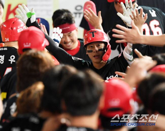 31일 대구 삼성라이온즈파크에서 열린 삼성 라이온즈와 KIA 타이거즈의 경기. 3회초 2사 1,2루 KIA 박찬호가 동점 스리런포를 날린 뒤 환호하고 있다. 대구=박재만 기자 pjm@sportschosun.com/2024.08.31/
