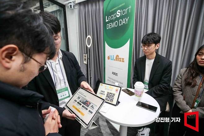20일 서울 강남구 팁스타운 팁스홀에서 넥스트엘레베이션과 씨엔티테크가 주최한 '리프 스타트 데모 데이'에서 스타트업 '리피즈'가 기업소개를 하고 있다. 강진형 기자