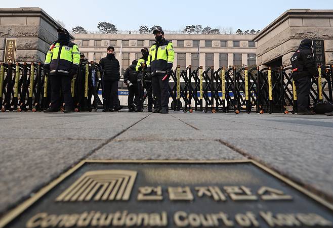 윤석열 대통령의 탄핵심판 3차 변론이 열리는 21일 서울 종로구 헌법재판소 앞에 경찰들이 출입을 통제하며 경계 근무를 강화하고 있다.