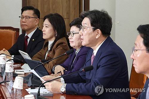 권성동(오른쪽 두번째) 국민의힘 원내대표가 20일 국회에서 열린 비상대책위원회의에서 발언하고 있다. [연합뉴스]
